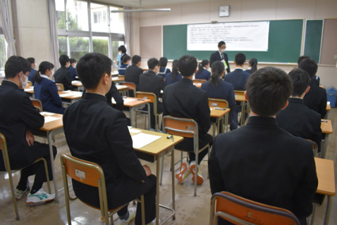 試験開始を待つ受験生たち＝鶴岡南高校