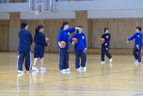 鶴岡二中の女子バスケ部はパス練習、シュート練習など体育館で活動再開