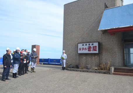地元住民ら立ち会いの下、皆川市長が旧雷屋の建物に向かい、解体の「代執行宣言」を行った