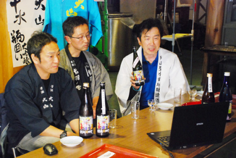 オンラインで地酒について語った（左から）加藤さん、渡會さん、相沢さん＝25日午後7時半ごろ、鶴岡市大山二丁目の渡會本店で