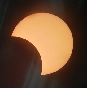 観測された部分日食（21日午後５時20分、県金峰少年自然の家の天体望遠鏡から撮影）