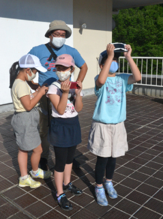 県金峰少年自然の家で観察する子どもたち