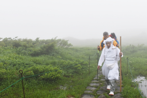 御田原参籠所付近から山頂へ歩みを進める登拝者たち＝1日午前7時25分ごろ