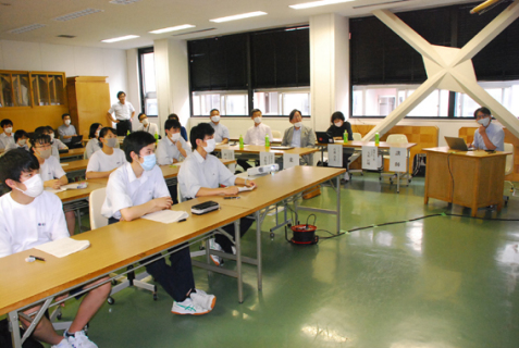 鶴工シルクプロジェクトがスタート。大和社長（右端）の講話を聞く生徒たち