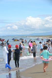 夏空の下、大勢の家族連れが繰り出し、海辺に歓声が響いた＝24日午前、鶴岡市・湯野浜海水浴場