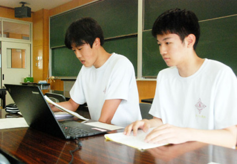 調査研究の成果を英語で発表する酒田東高の生徒たち