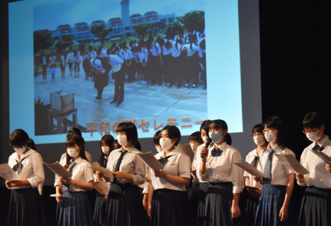 藤島中学校の卒業生が平和を訴えるオリジナルの詩を朗読した