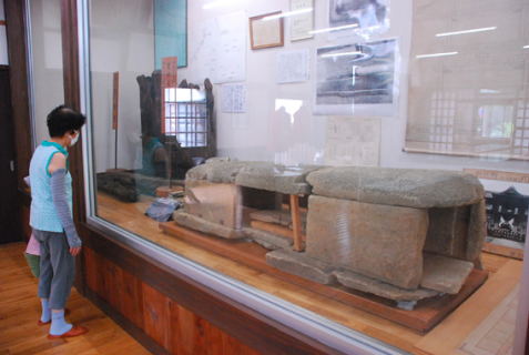 内部に展示されている石棺