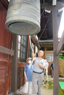 「平和の鐘」を鳴らす人たち＝鶴岡市宝町の宗傳寺