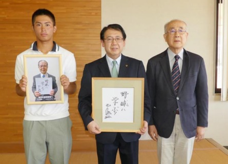 世界の王さんから庄内球児へ色紙が贈られた。右から平田宏さん、齋藤校長、鈴木喬主将