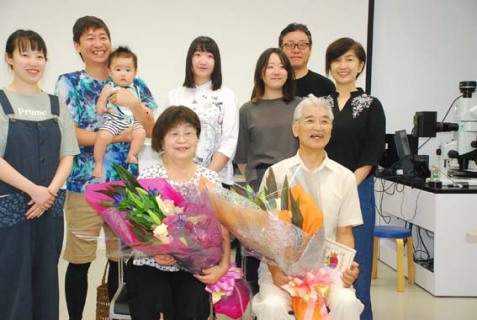 オンラインの表彰式後、家族と記念撮影する村上さん（前列右）＝4日、加茂水族館