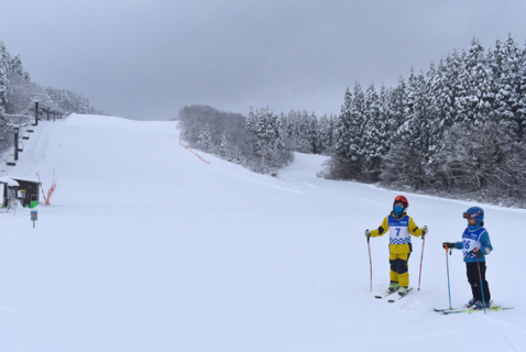 34年ぶりにコース全面滑走可能の状態でオープン日を迎えた羽黒山スキー場