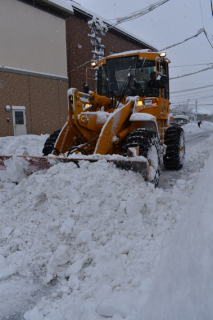 「尋常でない大雪」で鶴岡市街地では積雪量が1メートルほどに達し、除雪が追い付かず市民生活に影響が出た＝9日午前9時20分ごろ、同市馬場町