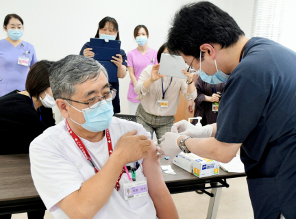 担当医師からワクチン接種を受ける島貫院長（左）＝５日午後、日本海総合病院