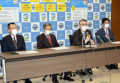 会見で共同宣言について述べる（左から）鈴木教育長、小松原議長、丸山市長、佐藤会長