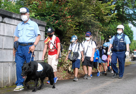 嘱託警察犬と共に登校する新堀小児童たち