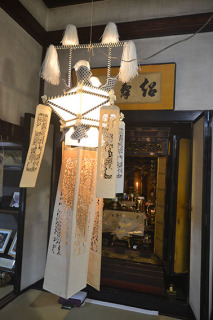 丙申堂の仏前に飾られた真新しい切子灯籠