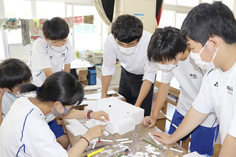 校舎のジオラマを作る生徒たち＝16日