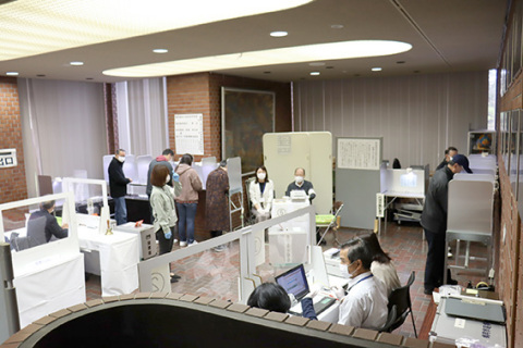 衆院選の期日前投票が始まり、1票を投じる有権者たち＝20日午前、鶴岡市役所