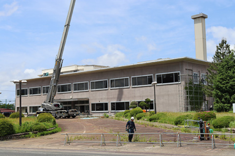 解体工事が始まった旧ＮＨＫ鶴岡放送会館。跡地にタカラレーベンがマンション建設を計画していることが分かった＝1日