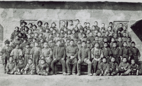 北五道崗国民学校で撮影された当時の写真。最前列中央の3人中、向かって左が徹さんの父・久彌さん
