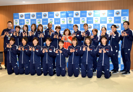 矢口副市長（後列中央）を囲むアランマーレの選手たち
