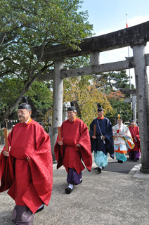 石原宮司（左）や祭員が社殿に昇り、参列者とともに式年大祭に臨んだ