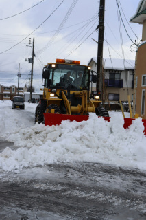 24時間で40センチほどの大雪となり、市街地でも除雪車がフル稼働＝20日午前10時ごろ、鶴岡市ほなみ町