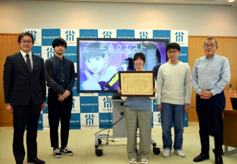 賞状を手にする及川さんはじめ学生3人を囲む神田学長（左）と阿部教授（右）