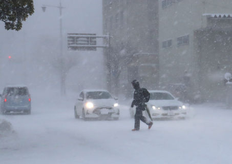 強い寒波で市街地中心部でも猛烈な吹雪に見舞われた＝25日午前8時ごろ、鶴岡市馬場町