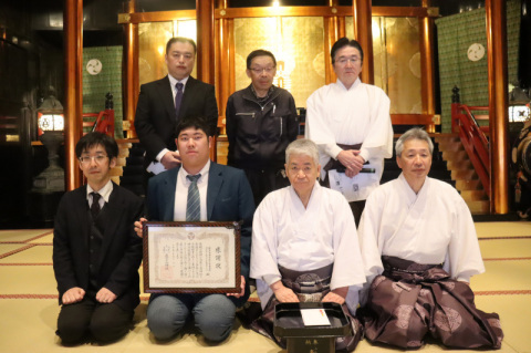 宮野宮司から手渡された感謝状を持つ佐藤さん（前列左から2人目）ら羽黒高校関係者と出羽三山神社の神職