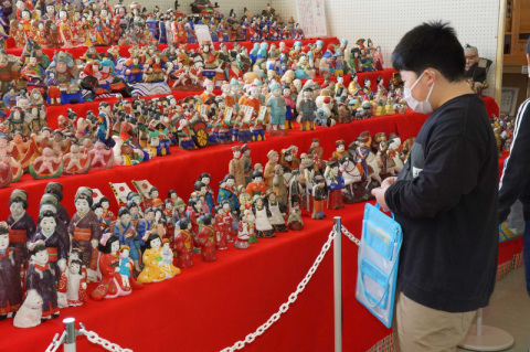 1500体の土人形が並ぶ亀治のひな人形展