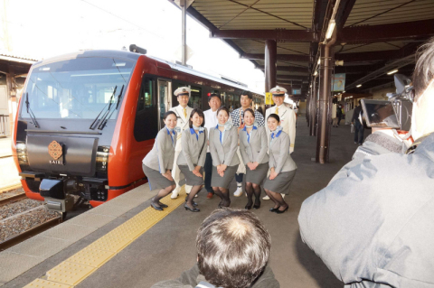 海里を前に記念撮影に応じるブルーアンバサダーら＝5日、ＪＲ鶴岡駅