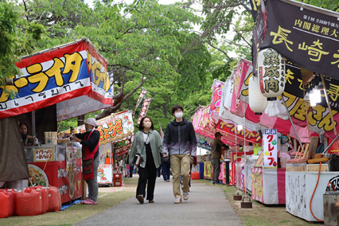天神祭が始まり、鶴岡公園内には露店が並んで祭り気分を盛り上げた＝24日