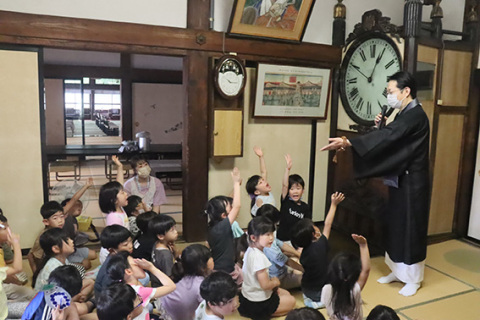 渡邊理事長から塔時計の歴史を聴く子どもたち
