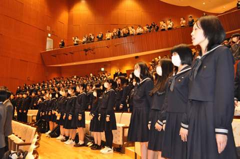 在校生をはじめＯＧなど出席者が校歌を響かせ、鶴岡北高校の閉校を惜しんだ