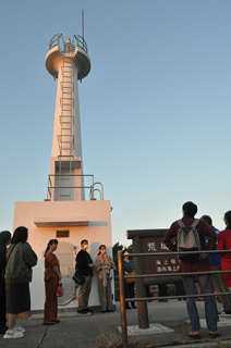 断崖に立つ荒崎灯台の下で参加者たちが灯台の歴史や役割を学んだ