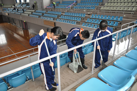 鶴岡高等養護学校の2年生たちが小真木原総合体育館の広い観客席を清掃した