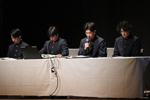 ステージ上で研究成果を発表する鶴岡工業の生徒
