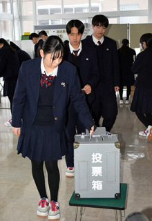 架空の選挙で模擬投票を行う酒田西高の生徒たち