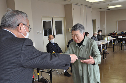 橋本社長（左）が受賞者に賞状やトロフィーを手渡した