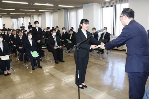 新年度がスタート。鶴岡市役所で新採職員54人に辞令が交付された