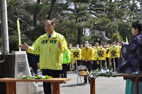 交通安全関連団体など関係者が期間中の無事故を祈った＝荘内神社