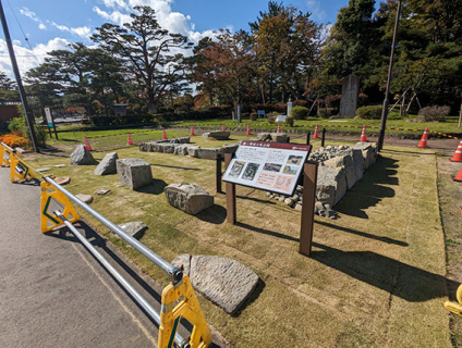 出土した石を活用して整備した「鶴ケ岡城の馬出跡」の展示・休憩スペース＝鶴岡公園内