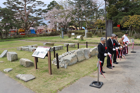 テープカットを行い、城の歴史を伝える「鶴ケ岡城の馬出跡」の公開が始まった