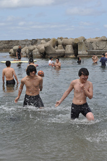 冷たい海にも臆せず、笑顔で水を掛け合う水高生たち