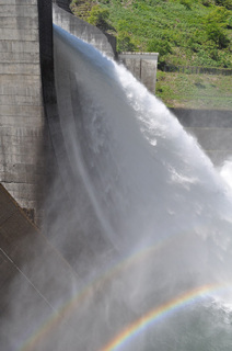 ダム下部から大きな水煙が上がる。眺める場所と天候によっては虹が見られる（低水放流バルブ室から撮影）