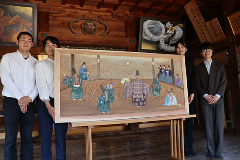 お披露目された祝賀能「翁」の「令和の大絵馬」と制作に携わった芸工大の学生