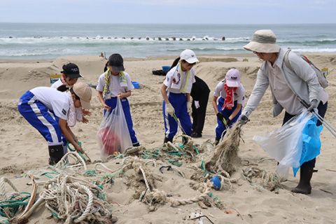 子どもたちも多く参加し、協力して海岸清掃を行った