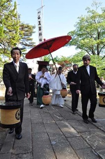 町方のお鉾様が神社参道を通って宮入り